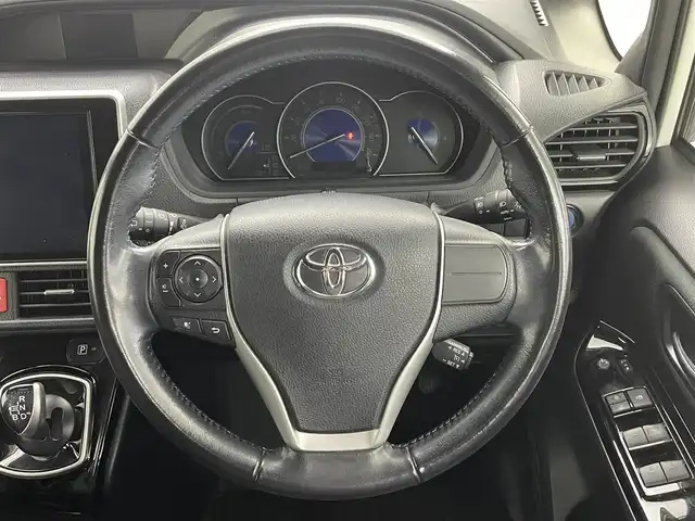 トヨタ ヴォクシー ハイブリッド ZS 埼玉県 2021(令3)年 3.9万km ホワイトパールクリスタルシャイン 純８型ナビ　温シート　両側電動　後席モニター　クルーズコントロール　衝突軽減システム　コーナーセンサー　オートハイビーム　レーンキープアシスト　スペアキー　禁煙車　Ｂｌｕｅｔｏｏｔｈ　フルセグ