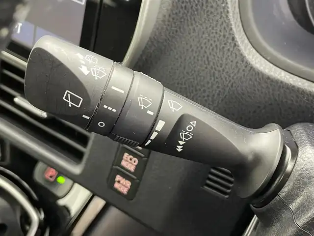 トヨタ ヴォクシー ハイブリッド ZS 埼玉県 2021(令3)年 3.9万km ホワイトパールクリスタルシャイン 純８型ナビ　温シート　両側電動　後席モニター　クルーズコントロール　衝突軽減システム　コーナーセンサー　オートハイビーム　レーンキープアシスト　スペアキー　禁煙車　Ｂｌｕｅｔｏｏｔｈ　フルセグ