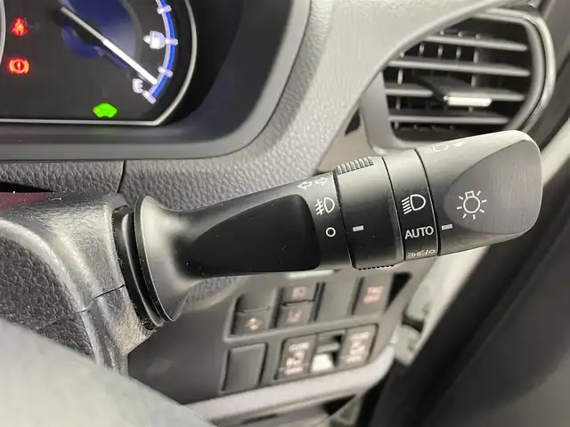 トヨタ ヴォクシー ハイブリッド ZS 埼玉県 2021(令3)年 3.9万km ホワイトパールクリスタルシャイン 純８型ナビ　温シート　両側電動　後席モニター　クルーズコントロール　衝突軽減システム　コーナーセンサー　オートハイビーム　レーンキープアシスト　スペアキー　禁煙車　Ｂｌｕｅｔｏｏｔｈ　フルセグ