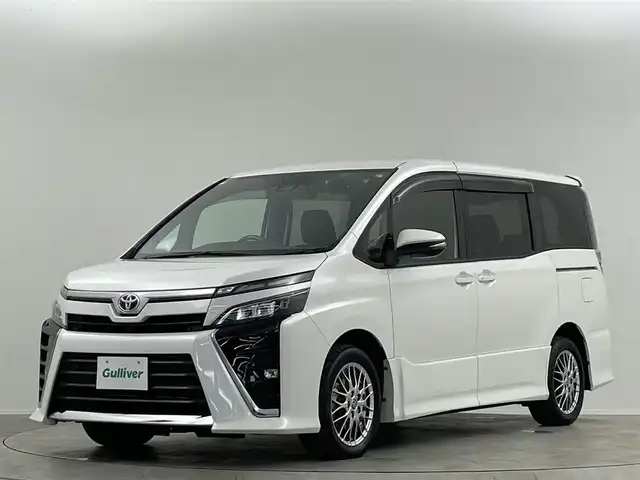 トヨタ ヴォクシー ハイブリッド ZS 埼玉県 2021(令3)年 3.9万km ホワイトパールクリスタルシャイン 純８型ナビ　温シート　両側電動　後席モニター　クルーズコントロール　衝突軽減システム　コーナーセンサー　オートハイビーム　レーンキープアシスト　スペアキー　禁煙車　Ｂｌｕｅｔｏｏｔｈ　フルセグ