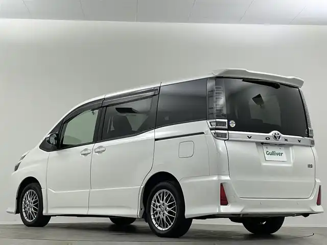 トヨタ ヴォクシー ハイブリッド ZS 埼玉県 2021(令3)年 3.9万km ホワイトパールクリスタルシャイン 純８型ナビ　温シート　両側電動　後席モニター　クルーズコントロール　衝突軽減システム　コーナーセンサー　オートハイビーム　レーンキープアシスト　スペアキー　禁煙車　Ｂｌｕｅｔｏｏｔｈ　フルセグ