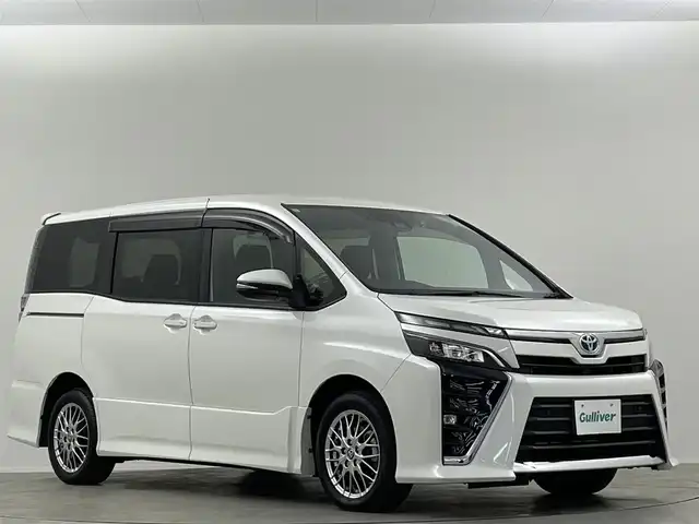 トヨタ ヴォクシー ハイブリッド ZS 埼玉県 2021(令3)年 3.9万km ホワイトパールクリスタルシャイン 純８型ナビ　温シート　両側電動　後席モニター　クルーズコントロール　衝突軽減システム　コーナーセンサー　オートハイビーム　レーンキープアシスト　スペアキー　禁煙車　Ｂｌｕｅｔｏｏｔｈ　フルセグ