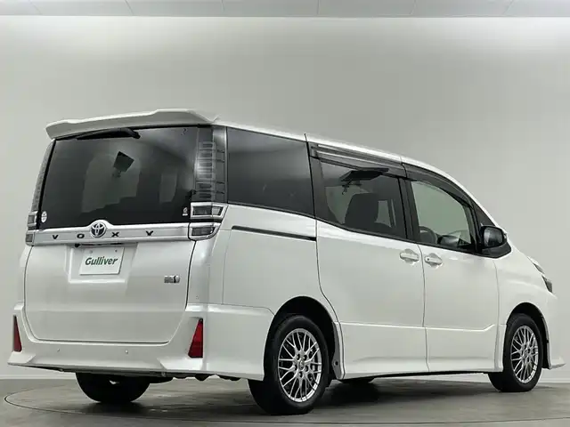トヨタ ヴォクシー ハイブリッド ZS 埼玉県 2021(令3)年 3.9万km ホワイトパールクリスタルシャイン 純８型ナビ　温シート　両側電動　後席モニター　クルーズコントロール　衝突軽減システム　コーナーセンサー　オートハイビーム　レーンキープアシスト　スペアキー　禁煙車　Ｂｌｕｅｔｏｏｔｈ　フルセグ