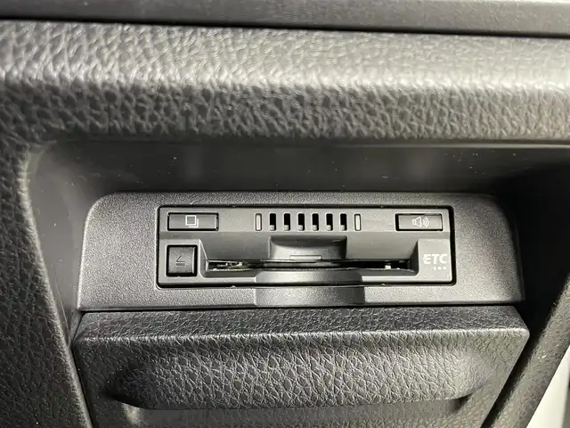 トヨタ ヴォクシー ハイブリッド ZS 埼玉県 2021(令3)年 3.9万km ホワイトパールクリスタルシャイン 純８型ナビ　温シート　両側電動　後席モニター　クルーズコントロール　衝突軽減システム　コーナーセンサー　オートハイビーム　レーンキープアシスト　スペアキー　禁煙車　Ｂｌｕｅｔｏｏｔｈ　フルセグ