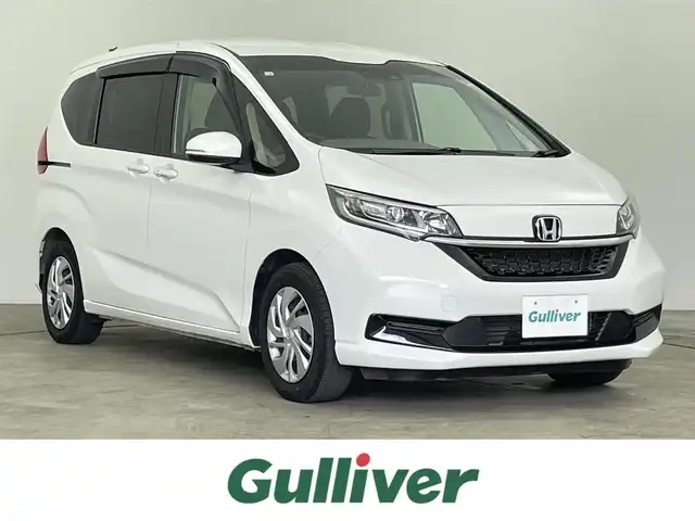 ホンダ フリード G ホンダセンシング 千葉県 2022(令4)年 2.7万km プラチナホワイトパール 禁煙車/ホンダセンシング/・誤発進抑制機能（前方・後方）/・近距離衝突軽減ブレーキ（前方・後方）/・路外逸脱抑制機能/・歩行者事故低減ステアリング/・車線維持支援システム/・追従機能付きクルーズコントロール/・先行車発進お知らせ機能/・標識認識機能/・オートハイビーム/純正ナビ/・型式：Gathers/VXM-225Ci/・CD/Bluetooth/FMAM/バックカメラ/シートヒーター/コーナーセンサー/ビルトインＥＴＣ/LEDオートライト/純正フロアマット/スペアキー1本/サイドバイザー/オートエアコン（プラズマクラスター）/プッシュエンジンスタート