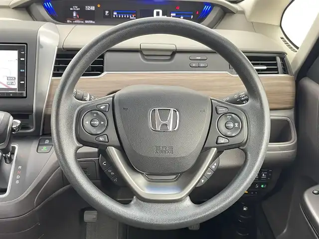 ホンダ フリード G ホンダセンシング 千葉県 2022(令4)年 2.7万km プラチナホワイトパール 禁煙車/ホンダセンシング/・誤発進抑制機能（前方・後方）/・近距離衝突軽減ブレーキ（前方・後方）/・路外逸脱抑制機能/・歩行者事故低減ステアリング/・車線維持支援システム/・追従機能付きクルーズコントロール/・先行車発進お知らせ機能/・標識認識機能/・オートハイビーム/純正ナビ/・型式：Gathers/VXM-225Ci/・CD/Bluetooth/FMAM/バックカメラ/シートヒーター/コーナーセンサー/ビルトインＥＴＣ/LEDオートライト/純正フロアマット/スペアキー1本/サイドバイザー/オートエアコン（プラズマクラスター）/プッシュエンジンスタート