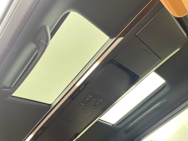 トヨタ ヴェルファイア ハイブリット Z プレミア 埼玉県 2025(令7)年 0.8万km ブラック 左右独立ムーンルーフ　/ユニバーサルステップ　/フリップダウンモニター　/純正ディスプレイオーディオ/　(FM/AM/TV/BT/USB)　/ＥＴＣ２．０　/パワーバックドア　/デジタルインナーミラー　/ブラインドスポットモニター　/コーナーセンサー　/レーダークルーズコントロール/ロードサインアシスト/安心降車アシスト/両側パワースライドドア/全席パワーシート/エアシート/シートヒーター/メモリーシート/ワイヤレス充電/パドルシフト/コンビハンドル/純正フロアマット