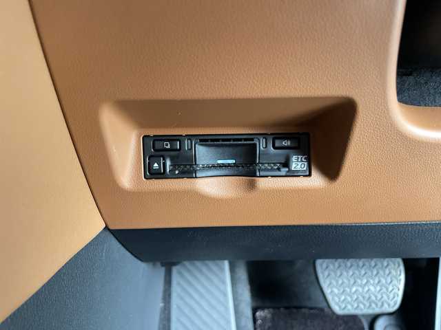 トヨタ ヴェルファイア ハイブリット Z プレミア 埼玉県 2025(令7)年 0.8万km ブラック 左右独立ムーンルーフ　/ユニバーサルステップ　/フリップダウンモニター　/純正ディスプレイオーディオ/　(FM/AM/TV/BT/USB)　/ＥＴＣ２．０　/パワーバックドア　/デジタルインナーミラー　/ブラインドスポットモニター　/コーナーセンサー　/レーダークルーズコントロール/ロードサインアシスト/安心降車アシスト/両側パワースライドドア/全席パワーシート/エアシート/シートヒーター/メモリーシート/ワイヤレス充電/パドルシフト/コンビハンドル/純正フロアマット