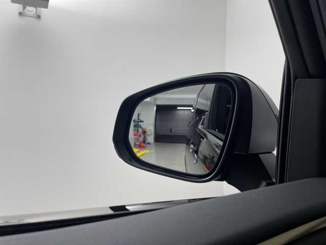 トヨタ ヴェルファイア ハイブリット Z プレミア 埼玉県 2025(令7)年 0.8万km ブラック 左右独立ムーンルーフ　/ユニバーサルステップ　/フリップダウンモニター　/純正ディスプレイオーディオ/　(FM/AM/TV/BT/USB)　/ＥＴＣ２．０　/パワーバックドア　/デジタルインナーミラー　/ブラインドスポットモニター　/コーナーセンサー　/レーダークルーズコントロール/ロードサインアシスト/安心降車アシスト/両側パワースライドドア/全席パワーシート/エアシート/シートヒーター/メモリーシート/ワイヤレス充電/パドルシフト/コンビハンドル/純正フロアマット