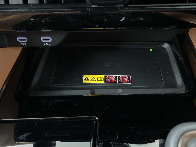 トヨタ ヴェルファイア ハイブリット Z プレミア 埼玉県 2025(令7)年 0.8万km ブラック 左右独立ムーンルーフ　/ユニバーサルステップ　/フリップダウンモニター　/純正ディスプレイオーディオ/　(FM/AM/TV/BT/USB)　/ＥＴＣ２．０　/パワーバックドア　/デジタルインナーミラー　/ブラインドスポットモニター　/コーナーセンサー　/レーダークルーズコントロール/ロードサインアシスト/安心降車アシスト/両側パワースライドドア/全席パワーシート/エアシート/シートヒーター/メモリーシート/ワイヤレス充電/パドルシフト/コンビハンドル/純正フロアマット