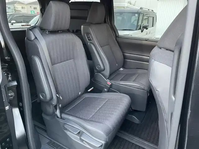 トヨタ ノア ハイブリッド S－G 東京都 2023(令5)年 1.5万km グリッターブラックガラスフレーク サイドリフトアップチルトシート装着車　/純正ナビ　/Ｂｌｕｅｔｏｏｔｈ　/フルセグＴＶ　/バックカメラ　/両側電動スライドドア　/ワンオーナー車　/シートヒーター　/純正ドライブレコーダー　/ＥＴＣ２．０/ABS/横滑り防止装置/コーナーセンサー/レーンアシスト/盗難防止装置/オートライト/オートマチックハイビーム/純正LED/衝突被害軽減システム/BSM