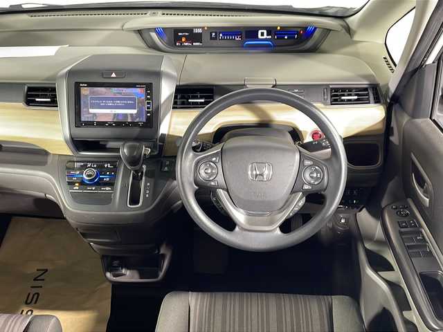 ホンダ フリード G ホンダセンシング 沖縄県 2018(平30)年 6.6万km ホワイトオーキッドパール 県外仕入　/禁煙車　/6人乗り/純正ナビ/→【ＣＤ／ＤＶＤ／フルセグＴＶ／ＢＴ】　/バックカメラ　/前方ドライブレコーダー　/ETC/レーダークルーズコントロール　/両側パワースライドドア　/純正ＬＥＤヘッドライト　/オートライト　/衝突被害軽減システム/レーンキープアシスト　/横滑り防止装置/スペアタイヤ4本積み込み/プッシュスタート　/スマートキー