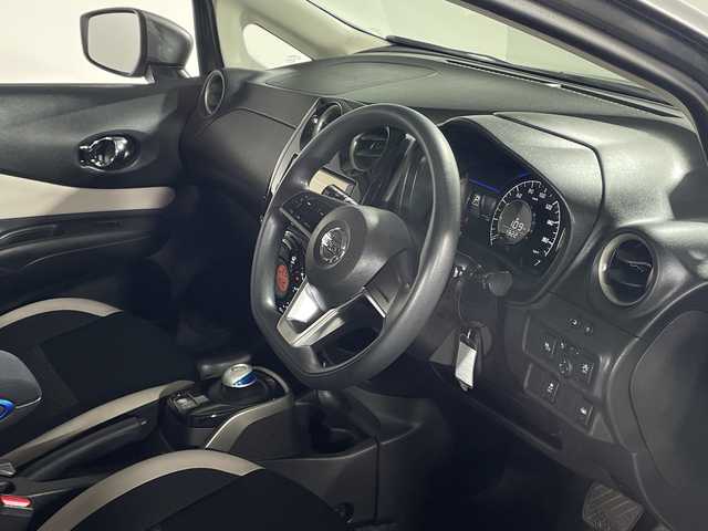 日産 ノート e－パワー X Vセレクション 神奈川県 2020(令2)年 4.8万km ダークメタルグレー 純正7型SDナビゲーション【MM319D-W】/フルセグ　AM FM CD DVDAUX/アラウンドビューモニター/インテリジェントルームミラー/エマージェンシーブレーキ/レーンキープ/ドライブモード/前後クリアランスソナー/社外前後ドライブレコーダー/ETC/アイドリングストップ/社外GPSレーダー/プッシュスタート/スマートキー/LEDヘッドランプ/インテリジェントオートライト/純正15インチアルミホイール/スペアキー