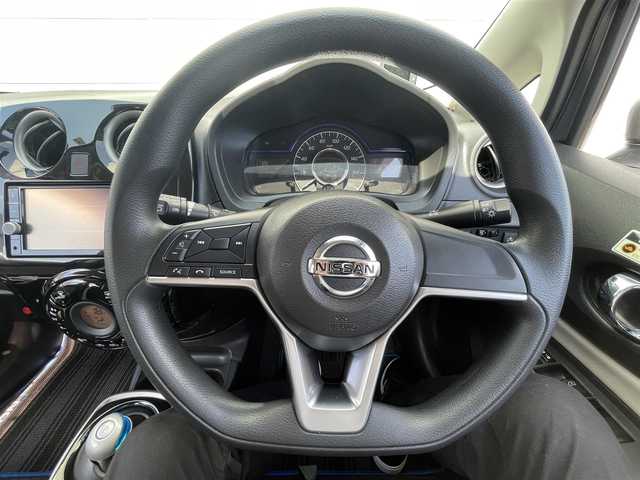 日産 ノート e－パワー X Vセレクション 鳥取県 2020(令2)年 4.8万km ダークメタルグレー 純正7型SDナビゲーション【MM319D-W】/フルセグ　AM FM CD DVDAUX/アラウンドビューモニター/インテリジェントルームミラー/エマージェンシーブレーキ/レーンキープ/ドライブモード/前後クリアランスソナー/社外前後ドライブレコーダー/ETC/アイドリングストップ/社外GPSレーダー/プッシュスタート/スマートキー/LEDヘッドランプ/インテリジェントオートライト/純正15インチアルミホイール/スペアキー