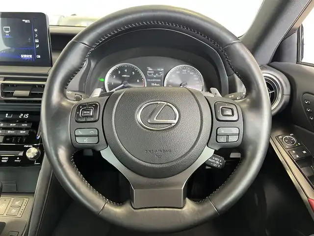 レクサス ＩＳ 300h バージョンL 栃木県 2021(令3)年 3.2万km レッドマイカクリスタルシャイン ワンオーナー/サンルーフ/三眼フルLEDヘッドライト/純正19インチアルミホイール/レザーシート/シートベンチレーション/シートヒーター/ステアリングヒーター/Lexus Safety System ＋/・レーダークルーズコントロール/・プリクラッシュセーフティ/・レーントレーシングアシスト/ブラインドスポットモニター/パーキングサポートブレーキ/10.3インチタッチワイドディスプレイ/・ナビゲーションシステム/・フルセグTV/・Bluetooth/ETC2.0/前後ドライブレコーダー