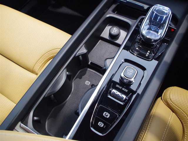 ボルボ ＸＣ６０ B5 AWD インスクリプション 岐阜県 2020(令2)年 4.8万km グレー Bowers＆Wilkinsプレミアムサウンド/電動パノラマガラスサンルーフ/電子制御式4輪エアサスペンション/HDD純正ナビ/　Bluetooth/　フルセグTV/CitySafety（衝突回避被害軽減ブレーキシステム）/　歩行者・サイクリスト・大型動物検知機能（夜間含む）/オンカミングレーンミティゲーション（対向車線衝突回避）/全車速追従機能付ACC（アダプティブ・クルーズ・コントロール）/ヘッドアップディスプレイ/パイロットアシスト（車線維持機能）/ブラインドスポットインフォメーションシステム/LCMA（急接近車両警告機能）/RSI（ロードサインインフォメーション）/360°ビューカメラ・リアカメラ・フロントカメラ/ポジションメモリー機能付きパワーシート（D/N）/シートヒーター（前後列）/エアシート（前席）/ステアリングヒーター/オレファス社製クリスタルシフトノブ/純正フロアマット