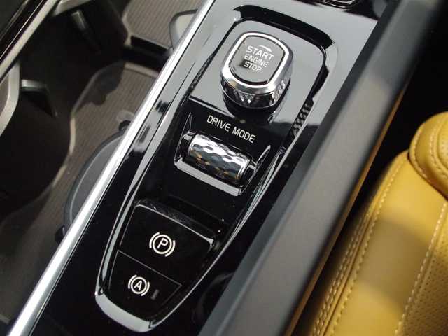 ボルボ ＸＣ６０ B5 AWD インスクリプション 岐阜県 2020(令2)年 4.8万km グレー Bowers＆Wilkinsプレミアムサウンド/電動パノラマガラスサンルーフ/電子制御式4輪エアサスペンション/HDD純正ナビ/　Bluetooth/　フルセグTV/CitySafety（衝突回避被害軽減ブレーキシステム）/　歩行者・サイクリスト・大型動物検知機能（夜間含む）/オンカミングレーンミティゲーション（対向車線衝突回避）/全車速追従機能付ACC（アダプティブ・クルーズ・コントロール）/ヘッドアップディスプレイ/パイロットアシスト（車線維持機能）/ブラインドスポットインフォメーションシステム/LCMA（急接近車両警告機能）/RSI（ロードサインインフォメーション）/360°ビューカメラ・リアカメラ・フロントカメラ/ポジションメモリー機能付きパワーシート（D/N）/シートヒーター（前後列）/エアシート（前席）/ステアリングヒーター/オレファス社製クリスタルシフトノブ/純正フロアマット