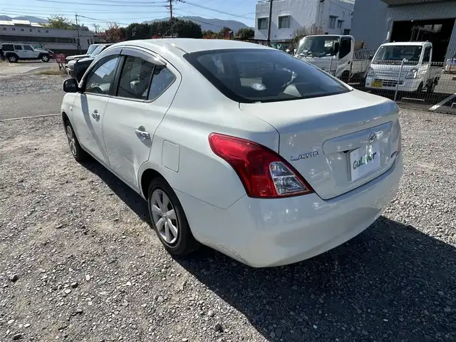 日産 ラティオ G 長崎県 2012(平24)年 12.4万km ホワイトパール 純正ナビ/（CD/DVD/BT/フルセグ）/バックカメラ/ETC/スマートキー/プッシュスタート/電動格納ミラー/アイドリングストップ/ヘッドライトレベライザー