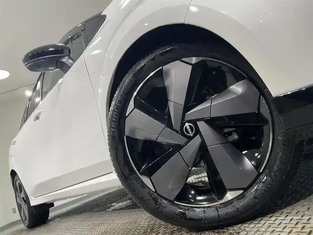 日産 オーラ G 愛知県 2022(令4)年 0.3万km ピュアホワイトパール / スーパーブラック 2トーン 純正９インチナビ/ＢＯＳＥサウンドシステム/アラウンドビューモニター/プロパイロット/ワイヤレス充電/デジタルインナーミラー/前後ドライブレコーダー/ビルトインＥＴＣ２．０/衝突軽減ブレーキ/車線逸脱警報/ブラインドスポットモニター/クリアランスソナー　/電動パーキングブレーキ/ハーフレザーシート/アクセサリーソケット/USB＆HDMI入力端子/ISOFIX/純正フロアマット/純正17インチアルミホイール