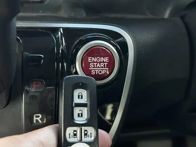 ホンダ Ｎ ＢＯＸ カスタム SSブラックSパッケージ 鹿児島県 2017(平29)年 8.1万km クリスタルブラックパール あんしんパッケージ/純正ナビ/　　CD/DVD/BT/フルセグ/バックカメラ/両側パワースライドドア/HIDオートライト/シートヒーター/純正14インチアルミホイール/ステアリングスイッチ/アイドリングストップ/スマートキー/ETC