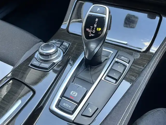 ＢＭＷ ５２３ｉ Mスポーツ 滋賀県 2012(平24)年 12.3万km アルピンホワイトⅢ 純正10.2インチナビ/Bluetooth/CD/DVD/フルセグTV/バックカメラ/クルーズコントロール/クリアランスソナー/MTモード付AT/パドルシフト/アイドリングストップ/運転席パワーシート/純正18インチアルミホイール/ETC