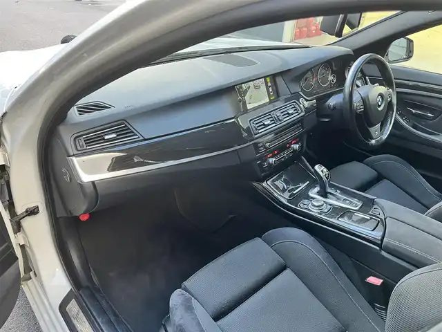 ＢＭＷ ５２３ｉ Mスポーツ 滋賀県 2012(平24)年 12.3万km アルピンホワイトⅢ 純正10.2インチナビ/Bluetooth/CD/DVD/フルセグTV/バックカメラ/クルーズコントロール/クリアランスソナー/MTモード付AT/パドルシフト/アイドリングストップ/運転席パワーシート/純正18インチアルミホイール/ETC