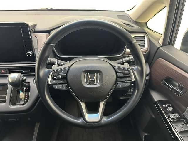 ホンダ オデッセイ アブソルート EX 兵庫県 2021(令3)年 3万km プレミアムヴィーナスブラックP 純正10インチナビ（CD/DVD・FM/AM・BT・フルセグ）/純正フリップダウンモニター/全方位カメラ/両側パワースライドドア/ETC2.0/パワーバックドア/パワーシート（D/N席）/シートヒーター（D/N席）/純正AW18インチ/純正フロアマット/追従式クルーズコントロール/プッシュスタート/スマートキー/BSM/ホンダセンシング/LEDヘッドランプ/フォグランプ/オートライト/電動格納ミラー/ウインカーミラー/ドアバイザー/パドルシフト/コーナーセンサー前後/オットマン