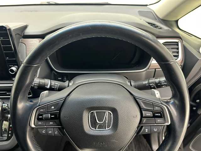 ホンダ オデッセイ アブソルート EX 兵庫県 2021(令3)年 3万km プレミアムヴィーナスブラックP 純正10インチナビ（CD/DVD・FM/AM・BT・フルセグ）/純正フリップダウンモニター/全方位カメラ/両側パワースライドドア/ETC2.0/パワーバックドア/パワーシート（D/N席）/シートヒーター（D/N席）/純正AW18インチ/純正フロアマット/追従式クルーズコントロール/プッシュスタート/スマートキー/BSM/ホンダセンシング/LEDヘッドランプ/フォグランプ/オートライト/電動格納ミラー/ウインカーミラー/ドアバイザー/パドルシフト/コーナーセンサー前後/オットマン