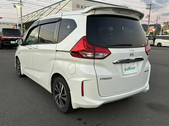 ホンダ フリード ハイブリット EX 岡山県 2016(平28)年 5.4万km ホワイトオーキッドパール 登録時走行距離58334km/ワンオーナー/純正9インチナビ/フルセグTV(AM/FM/CD/DVD/Bluetooth/HDMI)/純正12.8インチフリップダウンモニター/バックカメラ/両側パワースライドドア/ビルトインETC/ホンダセンシング/・アダプティブクルーズコントロール/・レーンキープアシスト/・衝突軽減ブレーキ/・路外逸脱抑制機能/・先行車発進お知らせ機能/・標識認識機能/横滑り抑制機能/車両接近通報装置/フロントガラス熱線スイッチ/D/N席シートヒーター/USB入力端子/ロールサンシェード/ハーフレザーシート/15インチ純正AW　/純正フロアマット