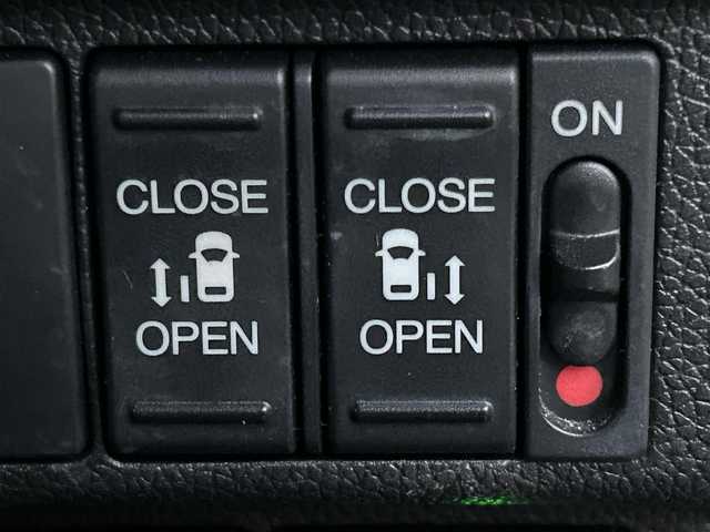 ホンダ フリード ハイブリット EX 岡山県 2016(平28)年 5.4万km ホワイトオーキッドパール 登録時走行距離58334km/ワンオーナー/純正9インチナビ/フルセグTV(AM/FM/CD/DVD/Bluetooth/HDMI)/純正12.8インチフリップダウンモニター/バックカメラ/両側パワースライドドア/ビルトインETC/ホンダセンシング/・アダプティブクルーズコントロール/・レーンキープアシスト/・衝突軽減ブレーキ/・路外逸脱抑制機能/・先行車発進お知らせ機能/・標識認識機能/横滑り抑制機能/車両接近通報装置/フロントガラス熱線スイッチ/D/N席シートヒーター/USB入力端子/ロールサンシェード/ハーフレザーシート/15インチ純正AW　/純正フロアマット