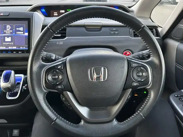 ホンダ フリード ハイブリット EX 岡山県 2016(平28)年 5.4万km ホワイトオーキッドパール 登録時走行距離58334km/ワンオーナー/純正9インチナビ/フルセグTV(AM/FM/CD/DVD/Bluetooth/HDMI)/純正12.8インチフリップダウンモニター/バックカメラ/両側パワースライドドア/ビルトインETC/ホンダセンシング/・アダプティブクルーズコントロール/・レーンキープアシスト/・衝突軽減ブレーキ/・路外逸脱抑制機能/・先行車発進お知らせ機能/・標識認識機能/横滑り抑制機能/車両接近通報装置/フロントガラス熱線スイッチ/D/N席シートヒーター/USB入力端子/ロールサンシェード/ハーフレザーシート/15インチ純正AW　/純正フロアマット