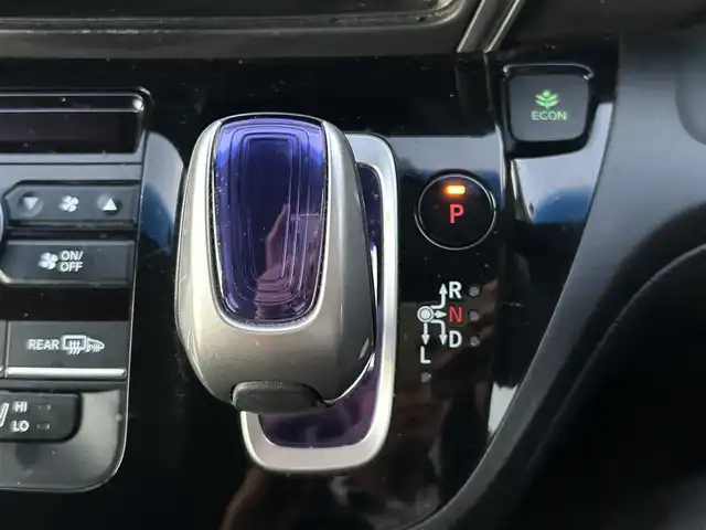 ホンダ フリード ハイブリット EX 岡山県 2016(平28)年 5.4万km ホワイトオーキッドパール 登録時走行距離58334km/ワンオーナー/純正9インチナビ/フルセグTV(AM/FM/CD/DVD/Bluetooth/HDMI)/純正12.8インチフリップダウンモニター/バックカメラ/両側パワースライドドア/ビルトインETC/ホンダセンシング/・アダプティブクルーズコントロール/・レーンキープアシスト/・衝突軽減ブレーキ/・路外逸脱抑制機能/・先行車発進お知らせ機能/・標識認識機能/横滑り抑制機能/車両接近通報装置/フロントガラス熱線スイッチ/D/N席シートヒーター/USB入力端子/ロールサンシェード/ハーフレザーシート/15インチ純正AW　/純正フロアマット