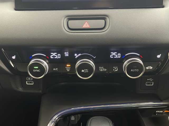 ホンダ ヴェゼル ハイブリッド e:HEV Z 秋田県 2021(令3)年 3.3万km プレミアムクリスタルレッドM 4WD/純正ナビ　/フルセグTV　/全方位カメラ　/ETC2.0/横滑り防止装置 /前後ドライブレコーダー /クルーズコントロール/ステアリングリモコン /プッシュスタート /クリアランスソナー /フロントワイパーデアイサー/ステアリングヒーター/ヒルディセントコントロール/DRIVE　MODE/前席シートヒーター/オートエアコン/パドルシフト/USBポート/革巻きステアリング/ハーフレザーシート/自動パーキングブレーキ/ブレーキホールド/電動リアゲート/コーナーセンサー/プッシュスタート/ワイヤレス充電/フォグライト/サイドバイザー/ウィンカーミラー/純正AW