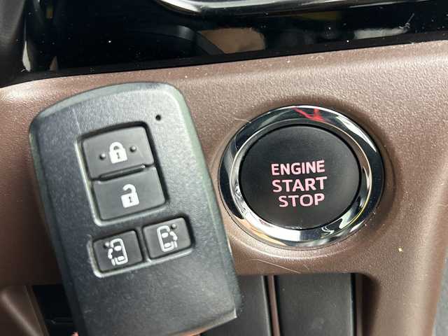 トヨタ エスクァイア Gi 愛知県 2017(平29)年 3.3万km ホワイトパールクリスタルシャイン 【簡易/純正ナビ(NSCD-W66)/ワンセグTV・Bluetooth・CD・SD・AM・FM/バックカメラ/両側パワースライドドア/ビルトインETC/前後ドライブレコーダー/ハーフレザーシート/前席シートヒーター/トヨタセーフティセンス/プリクラッシュセーフティ/レーンディパーチャーアラート/オートマチックハイビーム/アイドリングストップ/クルーズコントロール/先行車発進告知/横滑り防止/LEDヘッドライト/オートライト/フロントフォグランプ/革巻きステアリング/ナノイー/オートエアコン+リヤクーラー/プッシュスタート/スマートキー/純正15インチAW/フロアマット/保証書・取扱説明書/スペアキー