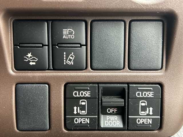 トヨタ エスクァイア Gi 愛知県 2017(平29)年 3.3万km ホワイトパールクリスタルシャイン 【簡易/純正ナビ(NSCD-W66)/ワンセグTV・Bluetooth・CD・SD・AM・FM/バックカメラ/両側パワースライドドア/ビルトインETC/前後ドライブレコーダー/ハーフレザーシート/前席シートヒーター/トヨタセーフティセンス/プリクラッシュセーフティ/レーンディパーチャーアラート/オートマチックハイビーム/アイドリングストップ/クルーズコントロール/先行車発進告知/横滑り防止/LEDヘッドライト/オートライト/フロントフォグランプ/革巻きステアリング/ナノイー/オートエアコン+リヤクーラー/プッシュスタート/スマートキー/純正15インチAW/フロアマット/保証書・取扱説明書/スペアキー