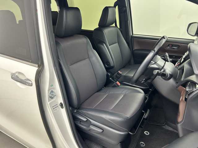 トヨタ エスクァイア Gi 愛知県 2017(平29)年 3.3万km ホワイトパールクリスタルシャイン 【簡易/純正ナビ(NSCD-W66)/ワンセグTV・Bluetooth・CD・SD・AM・FM/バックカメラ/両側パワースライドドア/ビルトインETC/前後ドライブレコーダー/ハーフレザーシート/前席シートヒーター/トヨタセーフティセンス/プリクラッシュセーフティ/レーンディパーチャーアラート/オートマチックハイビーム/アイドリングストップ/クルーズコントロール/先行車発進告知/横滑り防止/LEDヘッドライト/オートライト/フロントフォグランプ/革巻きステアリング/ナノイー/オートエアコン+リヤクーラー/プッシュスタート/スマートキー/純正15インチAW/フロアマット/保証書・取扱説明書/スペアキー