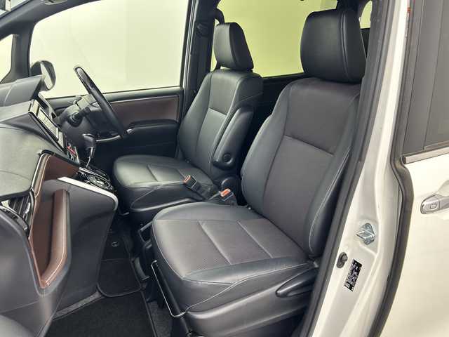 トヨタ エスクァイア Gi 愛知県 2017(平29)年 3.3万km ホワイトパールクリスタルシャイン 【簡易/純正ナビ(NSCD-W66)/ワンセグTV・Bluetooth・CD・SD・AM・FM/バックカメラ/両側パワースライドドア/ビルトインETC/前後ドライブレコーダー/ハーフレザーシート/前席シートヒーター/トヨタセーフティセンス/プリクラッシュセーフティ/レーンディパーチャーアラート/オートマチックハイビーム/アイドリングストップ/クルーズコントロール/先行車発進告知/横滑り防止/LEDヘッドライト/オートライト/フロントフォグランプ/革巻きステアリング/ナノイー/オートエアコン+リヤクーラー/プッシュスタート/スマートキー/純正15インチAW/フロアマット/保証書・取扱説明書/スペアキー