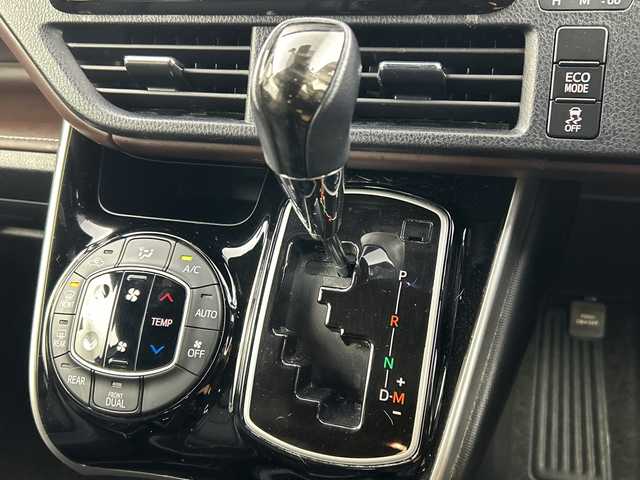 トヨタ エスクァイア Gi 愛知県 2017(平29)年 3.3万km ホワイトパールクリスタルシャイン 【簡易/純正ナビ(NSCD-W66)/ワンセグTV・Bluetooth・CD・SD・AM・FM/バックカメラ/両側パワースライドドア/ビルトインETC/前後ドライブレコーダー/ハーフレザーシート/前席シートヒーター/トヨタセーフティセンス/プリクラッシュセーフティ/レーンディパーチャーアラート/オートマチックハイビーム/アイドリングストップ/クルーズコントロール/先行車発進告知/横滑り防止/LEDヘッドライト/オートライト/フロントフォグランプ/革巻きステアリング/ナノイー/オートエアコン+リヤクーラー/プッシュスタート/スマートキー/純正15インチAW/フロアマット/保証書・取扱説明書/スペアキー