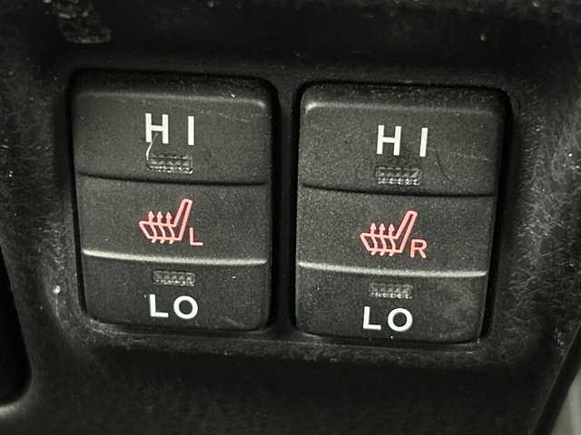 トヨタ エスクァイア Gi 愛知県 2017(平29)年 3.3万km ホワイトパールクリスタルシャイン 【簡易/純正ナビ(NSCD-W66)/ワンセグTV・Bluetooth・CD・SD・AM・FM/バックカメラ/両側パワースライドドア/ビルトインETC/前後ドライブレコーダー/ハーフレザーシート/前席シートヒーター/トヨタセーフティセンス/プリクラッシュセーフティ/レーンディパーチャーアラート/オートマチックハイビーム/アイドリングストップ/クルーズコントロール/先行車発進告知/横滑り防止/LEDヘッドライト/オートライト/フロントフォグランプ/革巻きステアリング/ナノイー/オートエアコン+リヤクーラー/プッシュスタート/スマートキー/純正15インチAW/フロアマット/保証書・取扱説明書/スペアキー