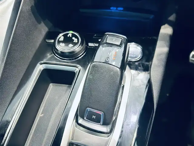 プジョー ３００８ GTライン ブルー HDi 大阪府 2020(令2)年 4.1万km パール サンルーフ/ACC/純正ナビ/TV/バック・サイドカメラ/applecarplay/純正18インチAW/LEDヘッドライト/電動リアゲート/ワイヤレス充電/ブラインドスポット/クリアランスソナー/パドルシフト/ルーフレール/ハーフ革/Dメモリ付きパワーシート/シートヒーター/デジタルインナーミラー