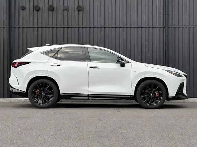 レクサス ＮＸ 350 Fスポーツ 福島県 2022(令4)年 0.9万km ホワイトノーヴァガラスフレーク ＴＲＤエアロ/パノラマサンルーフ/オレンジキャリパー/三眼フルLEDヘッドランプ/デジタルインナーミラー/赤黒レザーシート/メモリ付パワーシート/シートヒーター/シートベンチレーション/純正ナビ/360°カメラ/フルセグTV/ワイヤレス充電/パワーバックドア/純正20インチAW/ドラレコ前後/取扱説明書/保証書