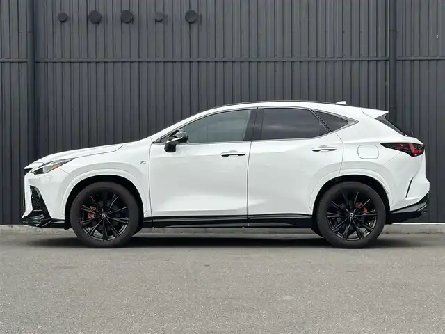 レクサス ＮＸ 350 Fスポーツ 福島県 2022(令4)年 0.9万km ホワイトノーヴァガラスフレーク ＴＲＤエアロ/パノラマサンルーフ/オレンジキャリパー/三眼フルLEDヘッドランプ/デジタルインナーミラー/赤黒レザーシート/メモリ付パワーシート/シートヒーター/シートベンチレーション/純正ナビ/360°カメラ/フルセグTV/ワイヤレス充電/パワーバックドア/純正20インチAW/ドラレコ前後/取扱説明書/保証書