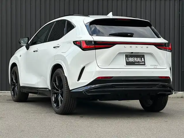 レクサス ＮＸ 350 Fスポーツ 福島県 2022(令4)年 0.9万km ホワイトノーヴァガラスフレーク ＴＲＤエアロ/パノラマサンルーフ/オレンジキャリパー/三眼フルLEDヘッドランプ/デジタルインナーミラー/赤黒レザーシート/メモリ付パワーシート/シートヒーター/シートベンチレーション/純正ナビ/360°カメラ/フルセグTV/ワイヤレス充電/パワーバックドア/純正20インチAW/ドラレコ前後/取扱説明書/保証書