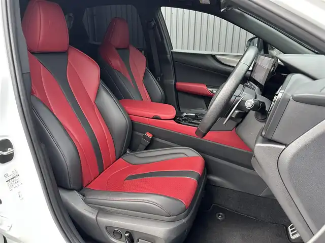 レクサス ＮＸ 350 Fスポーツ 福島県 2022(令4)年 0.9万km ホワイトノーヴァガラスフレーク ＴＲＤエアロ/パノラマサンルーフ/オレンジキャリパー/三眼フルLEDヘッドランプ/デジタルインナーミラー/赤黒レザーシート/メモリ付パワーシート/シートヒーター/シートベンチレーション/純正ナビ/360°カメラ/フルセグTV/ワイヤレス充電/パワーバックドア/純正20インチAW/ドラレコ前後/取扱説明書/保証書