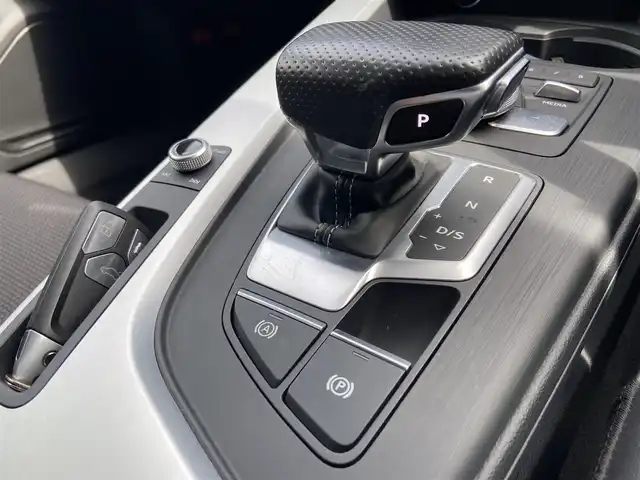 アウディ Ａ４ 1．4TFSI スポーツ Sライン 栃木県 2019(平31)年 4.7万km グレイシアホワイトメタリック マトリクスLEDパッケージ　/バーチャルコックピット/ACC　/Bカメラ　/純正ナビ　/フルセグ 　/パワーシート　/シートヒーター　/半革/AppleCarPlay　/電動リアゲート　/ETC　/マトリクスLED　/純正18インチAW