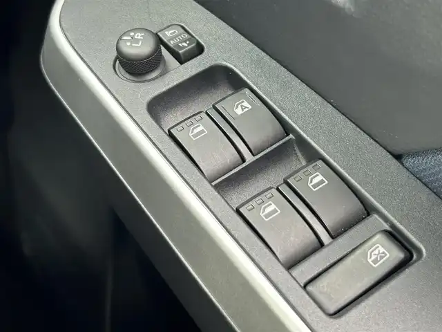 トヨタ ルーミー カスタムG 奈良県 2020(令2)年 0.7万km ブラックマイカメタリック/ファイアークォーツレッドメタリック 純正ナビ　/フルセグＴＶ　/BT/CD/SD/AUX/バックカメラ　/前後ドライブレコーダー　/ビルトインＥＴＣ　/ＡＡＣ　/両側パワースライドドア　/ワンオーナー　/ＬＥＤヘッドライト　/LEDフォグライト/オートライト/衝突被害軽減システム　/前後コーナーセンサー　/クルーズコントロール/純正14インチアルミホイール/純正フロアマット