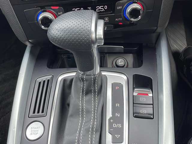 アウディ Ｑ５ 2．0 TFSI クワトロ Sライン 茨城県 2015(平27)年 6.4万km 白 サンルーフ/純正ナビ/バックカメラ/パワーバックドア/クルーズコントロール/HIDオートライト/ハーフレザーシート/パワーシート/純正19インチアルミホイール/パドルシフト/4WD/クリアランスソナー /ルーフレール/スマートキー/ETC
