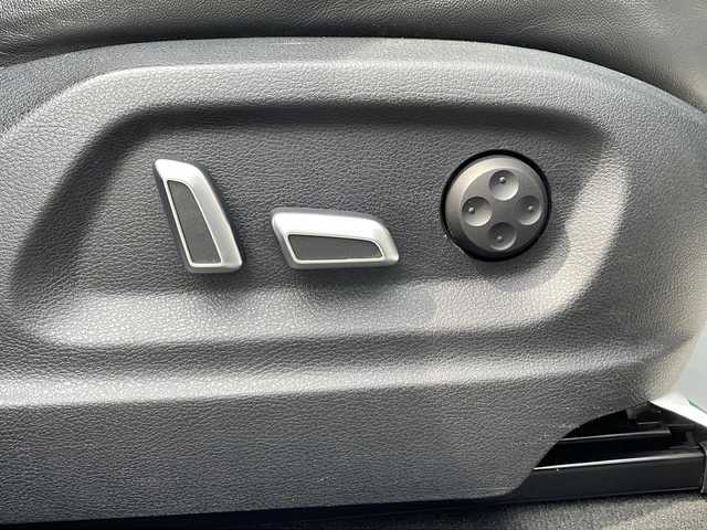 アウディ Ｑ５ 2．0 TFSI クワトロ Sライン 茨城県 2015(平27)年 6.4万km 白 サンルーフ/純正ナビ/バックカメラ/パワーバックドア/クルーズコントロール/HIDオートライト/ハーフレザーシート/パワーシート/純正19インチアルミホイール/パドルシフト/4WD/クリアランスソナー /ルーフレール/スマートキー/ETC