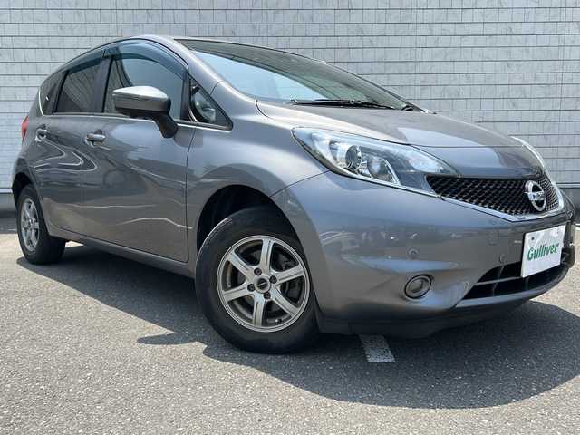 日産 ノート X FOUR Vセレ +セーフ 秋田県 2016(平28)年 6.4万km ダークメタルグレー ・４WD/・ 純正ナビ（BT、フルセグTV）/・全方位カメラ/・プッシュスタート/・スマートキー/・前後コーナーセンサー/・オートライト　/・ドアバイザー/・純正フロアマット/・純正スタットレスタイヤ積込
