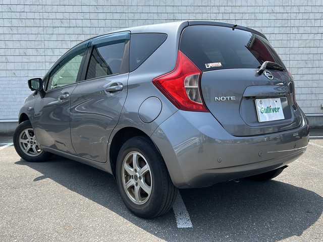 日産 ノート X FOUR Vセレ +セーフ 秋田県 2016(平28)年 6.4万km ダークメタルグレー ・４WD/・ 純正ナビ（BT、フルセグTV）/・全方位カメラ/・プッシュスタート/・スマートキー/・前後コーナーセンサー/・オートライト　/・ドアバイザー/・純正フロアマット/・純正スタットレスタイヤ積込